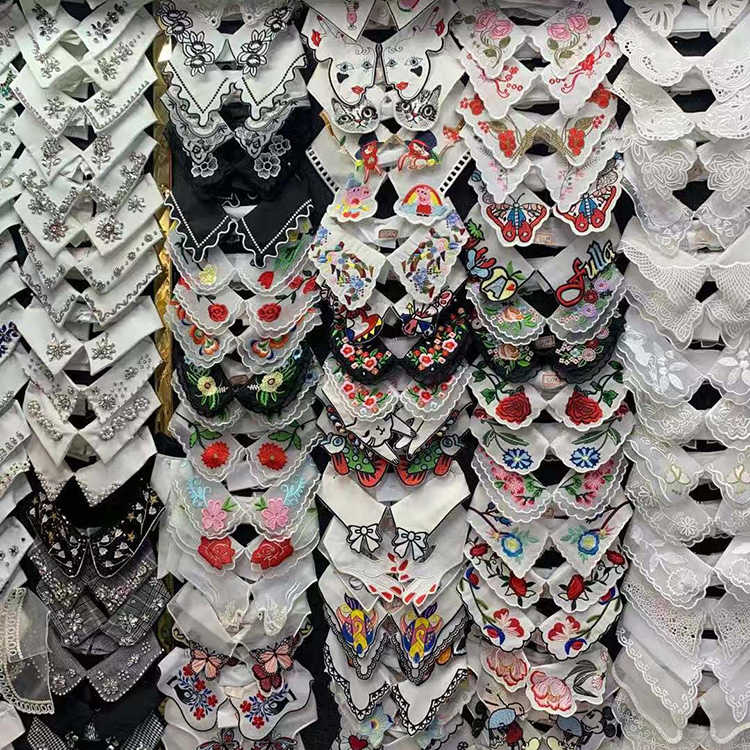 Jak kołnierzyk ze sztucznej koronki może odmienić codzienne stroje?